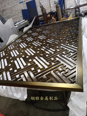 虚实相生 不锈钢仿铜拉丝花格镂空屏风中的朦胧美学